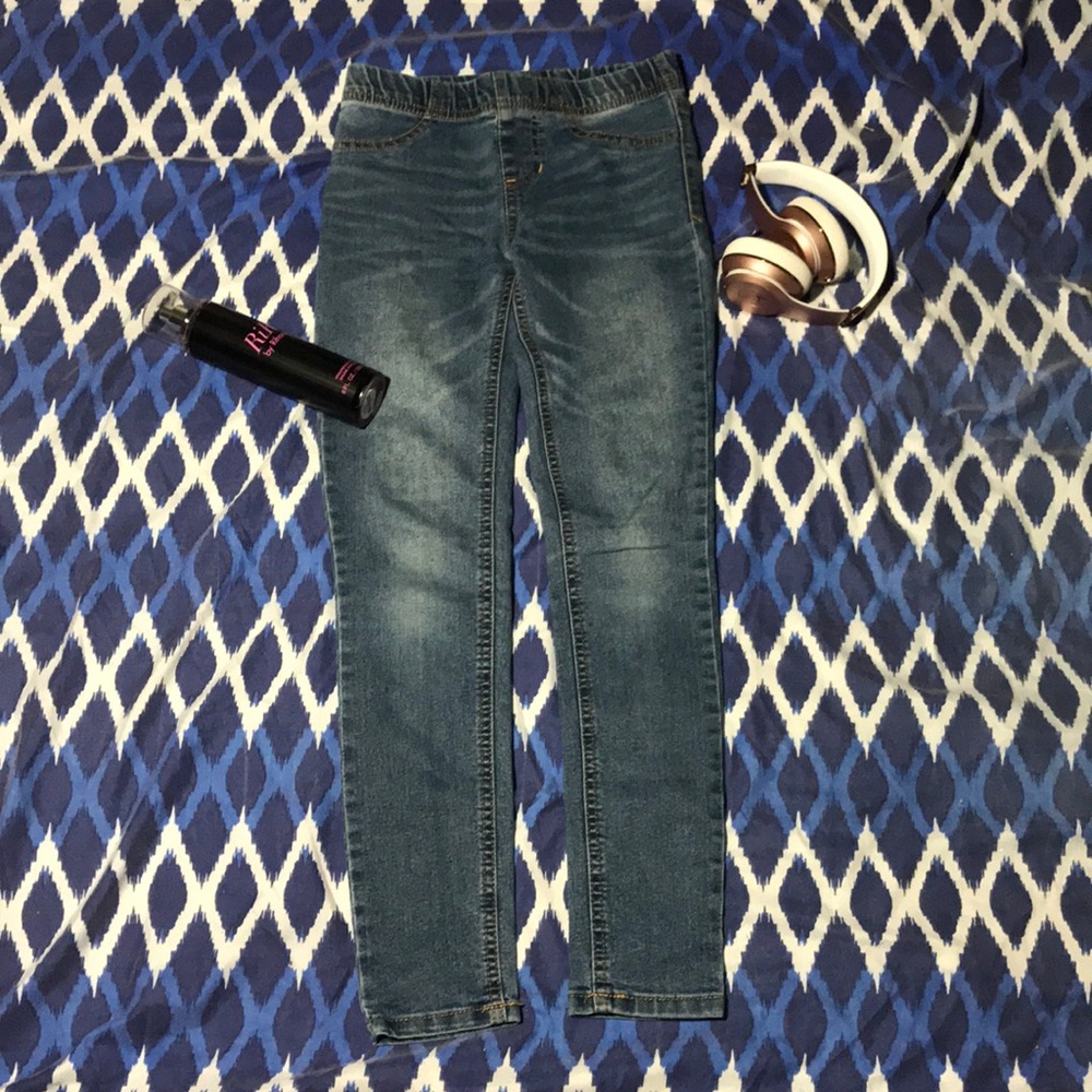 Blue jeans! Tight on ankles.